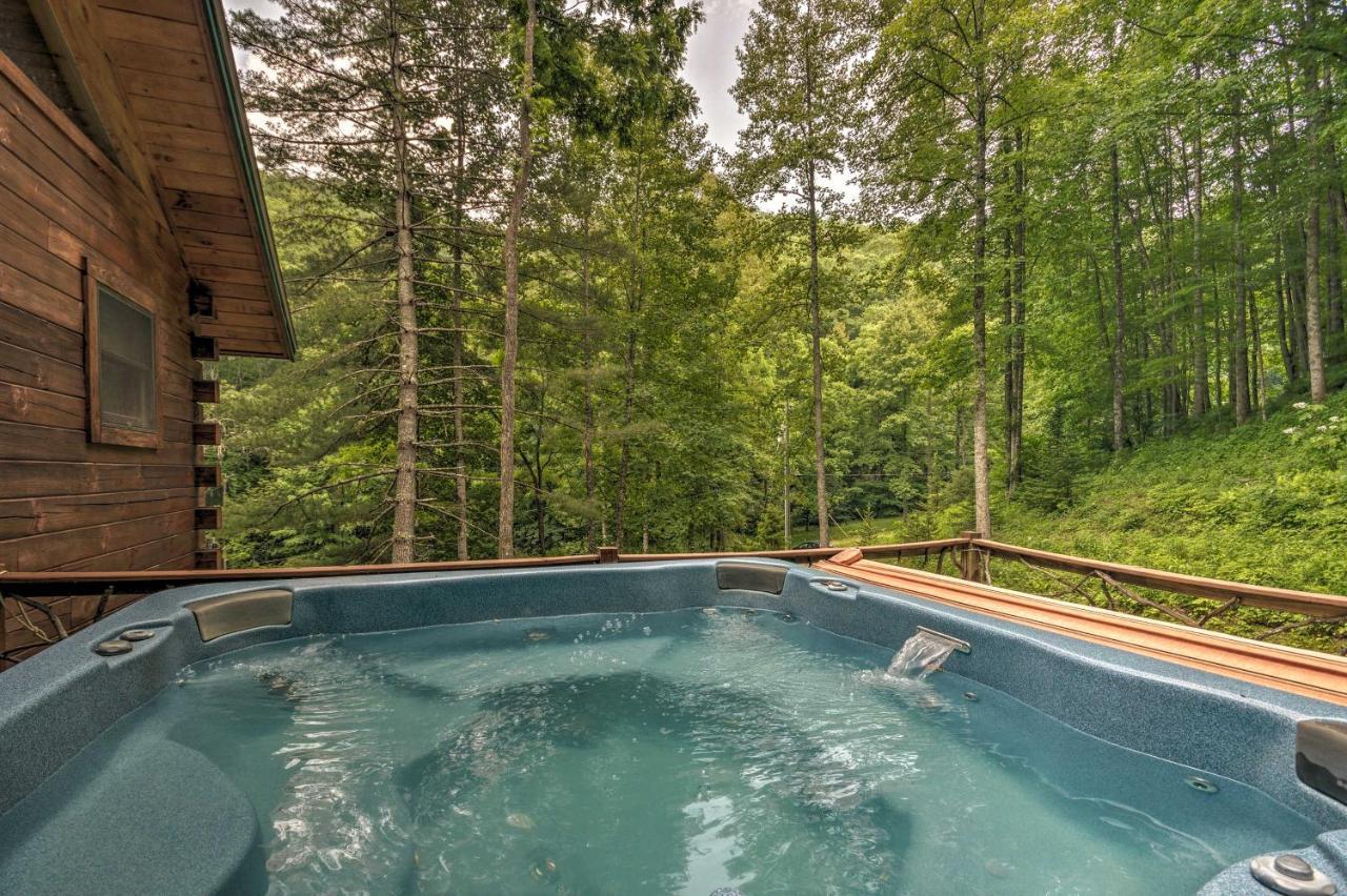 Bryson City Cabin With Wraparound Deck And Hot Tub Exterior foto